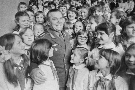 полковник Кожедуб И. трижды герой Советского союза  на пионерском собрании в 23 средней школе Таллина . 04 1981