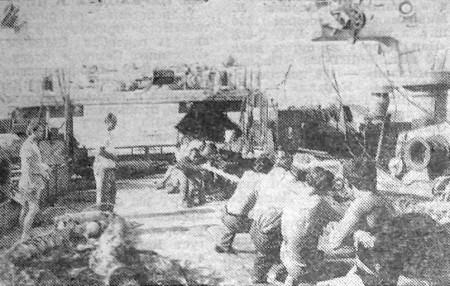 В перетягивании каната соревнуются производственные бригады рыбообработчиков -  РТМ-7229 Юхан Смуул 06 09 1973
