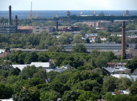 На переднем плане Таллинский машзавод Крулля, слева - Таллинская мануфактура, а вдали водонапорная башня верфи Беккера и заводоуправление Русско-Балтийского судозавода