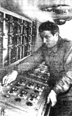 Коронкевич Ф. старший механик у центрального поста управления – плавдок 28 05 1971