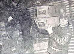 Матросы И. Рюютле  и профорг второй комплексной бригады В. Лукашевич за укладкой в трюме БМРТ 474 Оскар Сепре – 4 апреля 1974 года