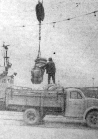 Разгрузка 39 тонн рыбной муки  -  СРТР-4424 27 11  1970