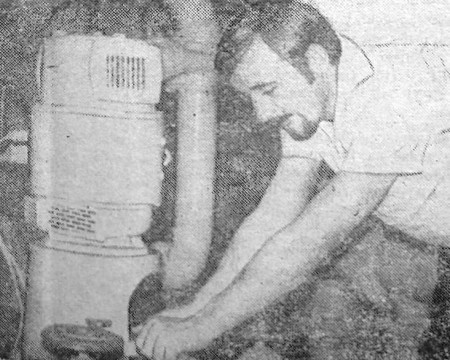 Куускман Калью старший  моторист включает санитарный насос - ТР Иней 26 06 1973