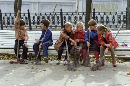 1982 г. Школьники отдыхают во время уборки листвы. Москва.
