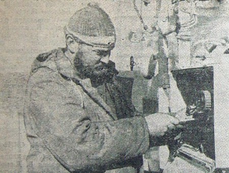 Перов В. электрик БМРТ- 604 Рудольф Сирге  проверяет питание якорного огня - 21 мая 1974 года