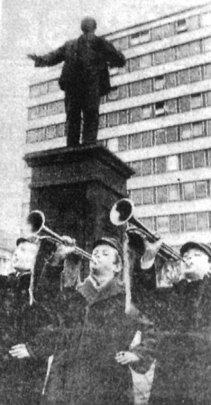 На торжественной пионерской линейке у памятника  В. И. Ленина – 27 03 1970