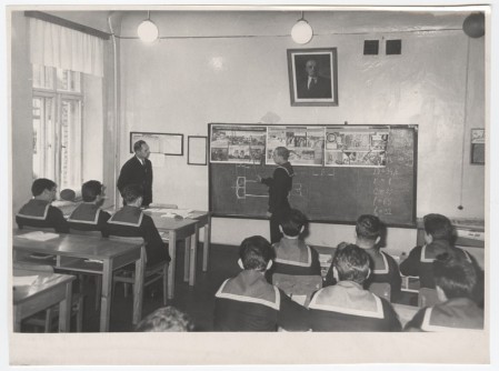 Курсанты Пярнуского морского училища на уроке гражданской обороны в 1965 году.