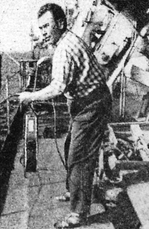 Бороздин Р. 1-й помощник капитана  меняет коробки с фильмами БМРТ Ян Коорт 16 ноября 1971