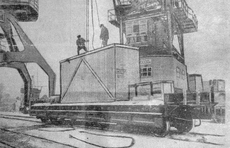выгрузка двигателя  для СРТР в порту – ЭРПО Океан 14 02 1974
