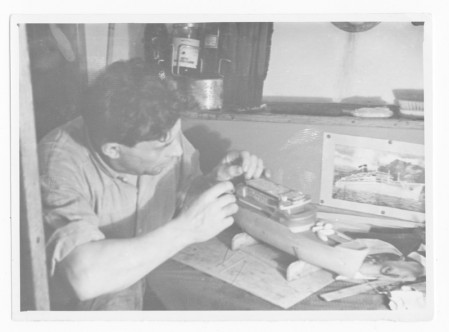 Алликсоо Пауль помощник мастера по ловле сельди делает модель корабля.  1961
