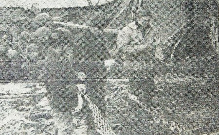 Красавин Н. старший мастер добычи  (в центре) со своей бригадой БМРТ 474 Оскар Сепре  50-й юбилей СССР 17 июня 1972