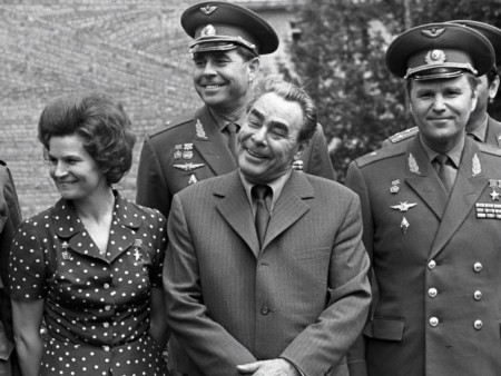 Л. И. Брежнев (в центре) с космонавтами в Звездном городке. Слева - В.Терешкова, справа - В.Шаталов, на втором плане - Г. Береговой. 1973 год