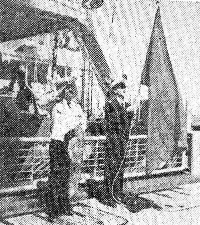 Шаташвили Владимир  3-ий помощник под звуки гимна поднимает над Моонзундом Государственный флаг Союза ССР -  17 07 1986