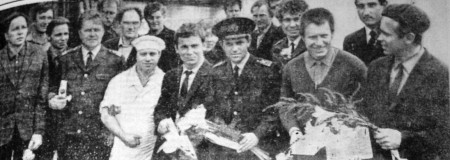СРТР-9045 - экипаж судна на пирсе в момент возвращения в порт 5 мая 1970