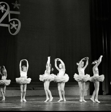 Девочки  балетной группы во время выступления в Таллиннском Дворце пионеров , 25-й юбилей  Яна Томпа в 1966 году