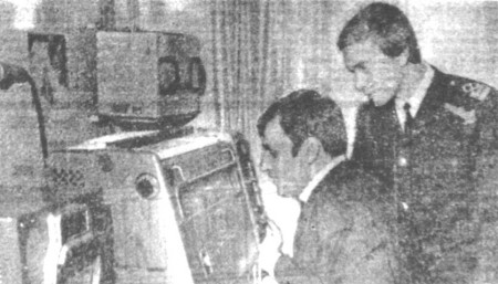 Начальник РТС Т. Конец и радиооператор В. Соколов  у аппарата "Ладога" принимают радио-газету. БМРТ 250 - март 1970