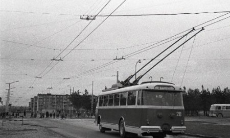первый красный троллейбус Шкода   на Вильде тее в Таллинне  1967