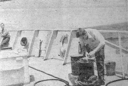 Пастушенко Николай  радиооператор делает сувенир из лангуста - РТМ-7229  Юхан Смуул 01 10 1974