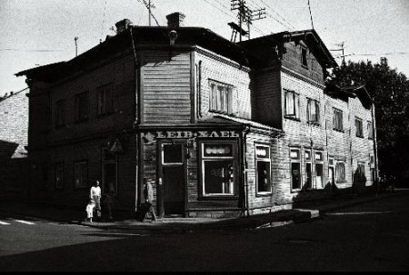Таллин,  угловой дом с магазином на улице Никонова 17. 1990