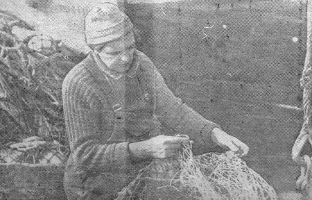 Раав Велло матрос-рыбообработчик занят ремонтом трала - БМРТ-350  ЭВАЛЬД   ТАММЛААН 10 09 1974