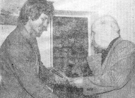 Дулич Василий матрос получает грамоту  от начальника отдела подготовки кадров  Ю. И. Короткова  – 28 06 1979