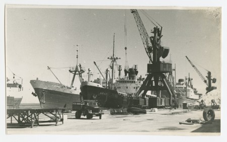 ПБ Урал и ПР Альбатрос у ее борта   в Рыбном порту 1967