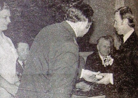 Диплом штурмана малого плавания вручается старосте учебной группы  Валентину Архипову - ТМУРП 29 апреля 1976