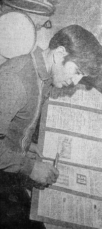 Флорескул Мирослав токарь  редактирует судовую стенгазету Голубой океан  - БМРТ-246 Антс Лайкмаа 25 01  1973