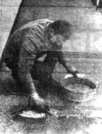 Шевчук Борис боцман восстанавливает палубное покрытие   -  БМРТ-463 Андрус Йохани 26 07 1970