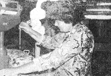 Моисеенко Августина  помощник капитана по производству  – БМРТ-229 Ганс Леберехт 15 09 1979  Фото И. КОНОНЕНКО.