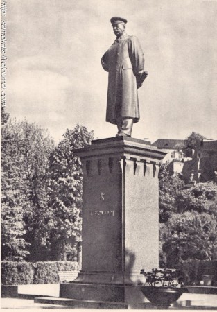 Монумент И.В.Сталина. Скульптура Н.В.Томского 1950 год.