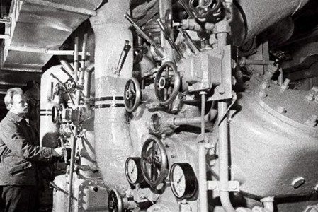 моторист ТБРФ Эндэль Палло регулирует холодильное оборудования - ТР Альбатрос, 02.1962