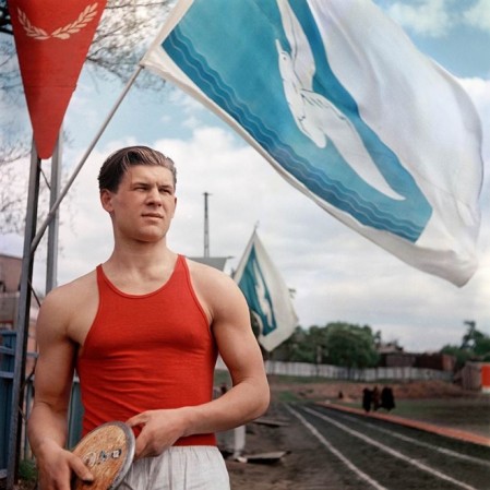 Студент Роберт Зубцов — чемпион СССР среди юношей по метанию диска, 1952