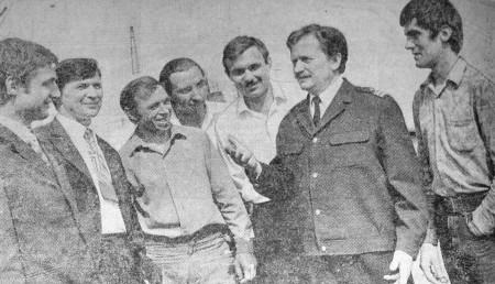 Смирнов Константин  (на снимке второй справа)  мастер обработки  с бригадой -  БМРТ-355 Антон Таммсааре 15 11 1973
