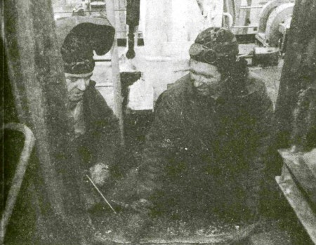 Воробьев В.  газоэлектросварщик (слева) и слесарь-корпусник М. Жариков –    04 04 1991