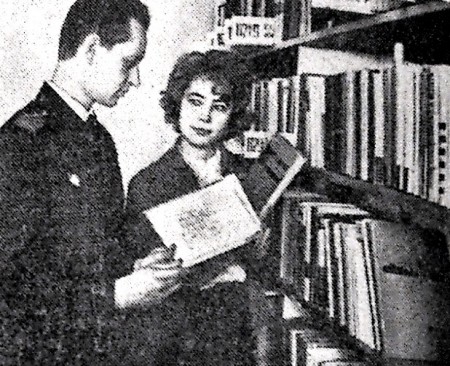 В.  Топорков преподаватель ТМУРП    и техник  библиотеки ЭПУРП  Г. Панина -  23 ноябрь 1968