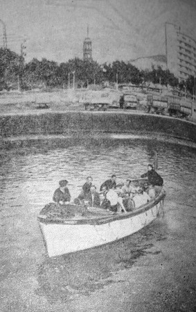 После горячей работы неплохо и отдохнуть на берегу - группа моряков возвращается на судно  - БМРТ-250 Яан Коорт 19 06 1973
