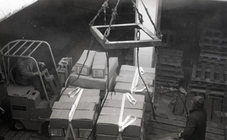 Вид на трюм рефрижераторного корабля. Разгрузка коробов с рыбой в порту Пальяссааре. 1980
