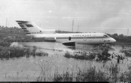 1976 год. На подлете к аэропорту  Жуляны (г. Киев) советского лайнера Як-40 СССР-87541, следующего рейсом Таллин-Киев