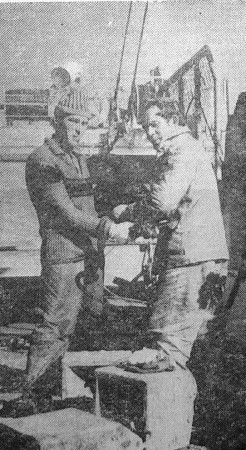 члены экипажа готовят промвооружение  к  работе  - РТМ-7229 06 06 1974
