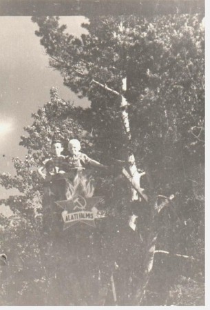 пионерский  лагерь  Валкла. 1964 г. Барабанщик и горнист  на  вышке  перед  началом  линейки