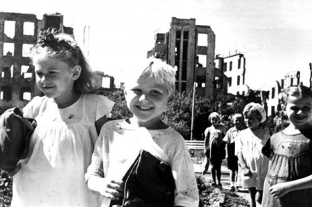 Дети идут в школу. Сталинград. 1945 год.