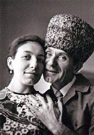 Махмуд Эсамбаев чеченец и мама чеченка. Отец прожил 106 лет и женился 11 раз