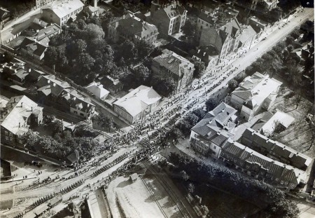 улица Нарва маантее Эстония  - похороны погибшего  летчика - конец  1920-х начало 1930-х годов