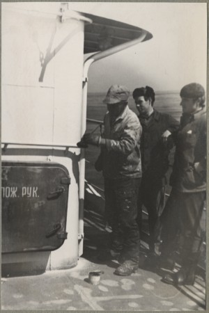 на пути домой боцман учит красить судно - ПР Альбатрос 1965