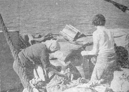 Нет, это не колхозное поле - женщины пищеблока сортируют запасы картофеля - БМРТ-396 Иоханнес Рувен 23 01 1975
