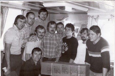 Последний короб. Самый маленький Саня Караганский и Коля Постнов в центре, справа капитан Пикат у короба технолог Катрич