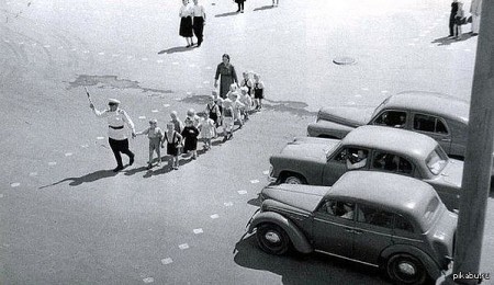 постовой  милиционер  переводит  детей  через  улицу...Саратов  1958  год