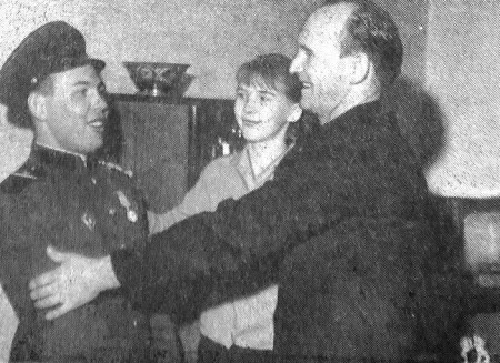 Разуваев М. бригадир дизелистов  ТСРЗ  встречает сына из армии – 01 01  1966