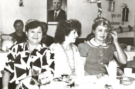 буфетчица Александра Викторовна, шеф-повар Сорока Варвара и Трушкина ПР Аугуст Корк, встреча Нового 1990 года,